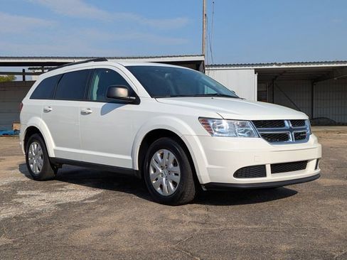 Used 2019 Dodge Journey SE FWD image 2