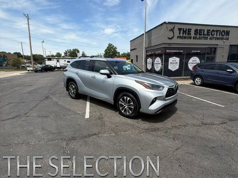 Used 2021 Toyota Highlander XLE AWD/4WD image 1