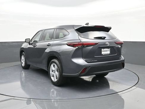 Used 2024 Toyota Highlander LE FWD image 8