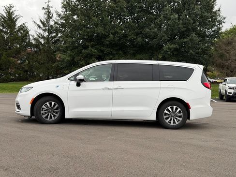 Used 2023 Chrysler Pacifica Touring-L FWD image 3