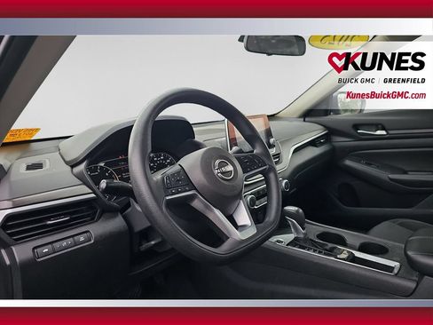 Used 2025 Nissan Altima 2.5 SV FWD image 15