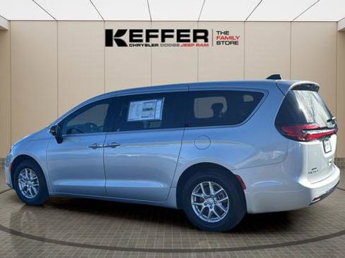 New 2026 Chrysler Pacifica Select image 3
