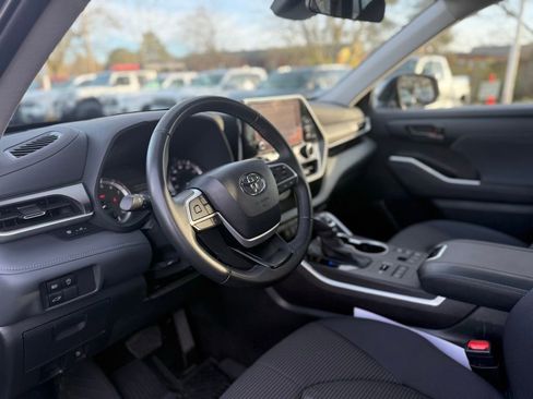 Used 2024 Toyota Highlander LE image 13