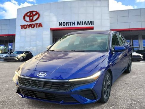 Used 2024 Hyundai Elantra SEL w/ Convenience Package FWD image 2