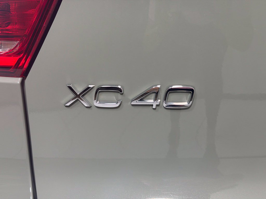 Used 2024 Volvo XC40 B5 Plus AWD/4WD image 11