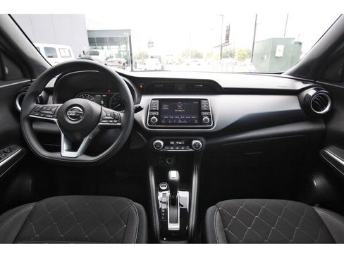 Used 2018 Nissan Kicks SV FWD image 11