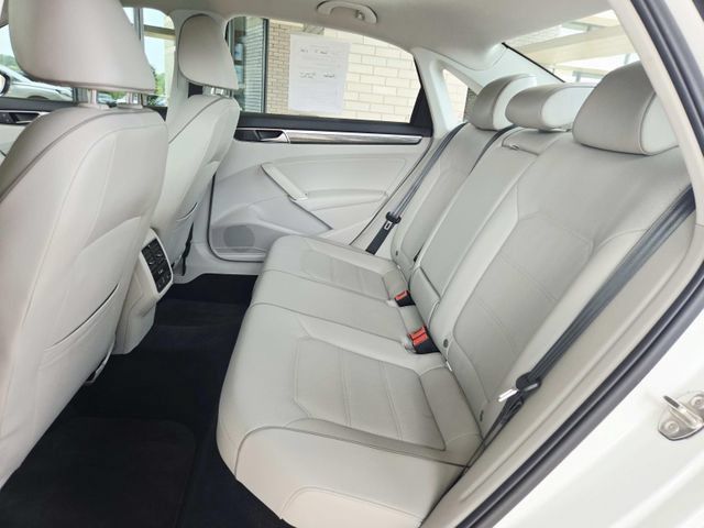 Used 2018 Volkswagen Passat 2.0T SE FWD image 13