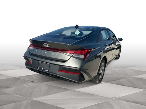 New 2025 Hyundai Elantra SE FWD image 8