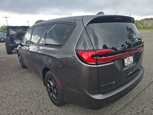 Used 2022 Chrysler Pacifica Limited w/ S Appearance Package FWD image 7