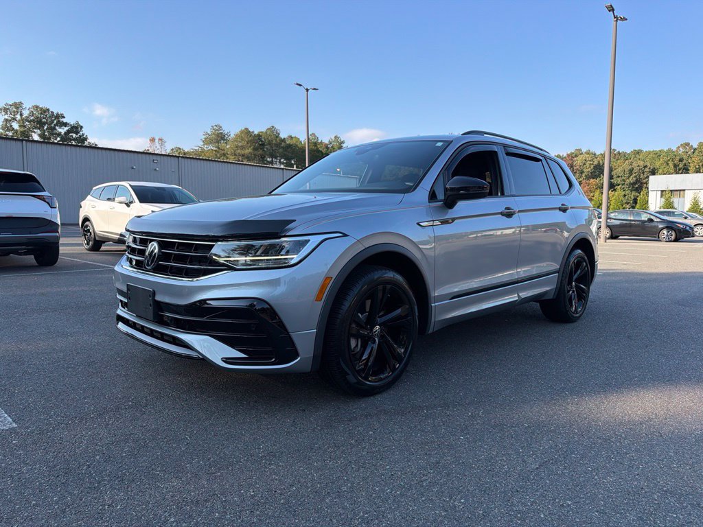 Used 2023 Volkswagen Tiguan SE R-Line FWD image 2