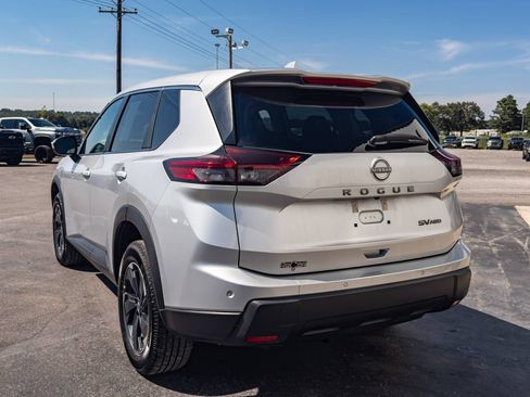 Used 2024 Nissan Rogue SV AWD/4WD image 3