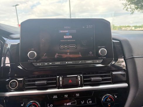 Used 2022 Nissan Pathfinder SV FWD image 21
