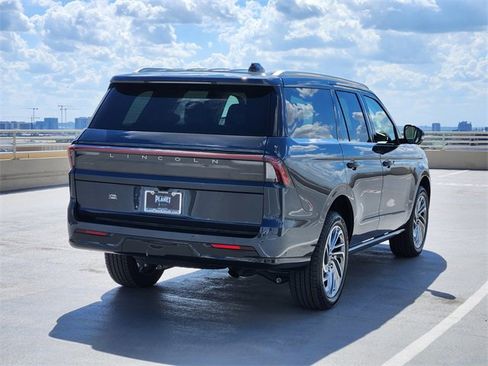 New 2025 Lincoln Navigator Reserve image 7