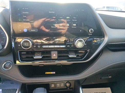 Used 2023 Toyota Highlander Limited image 21