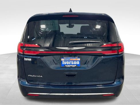 Used 2024 Chrysler Pacifica Touring-L FWD image 6