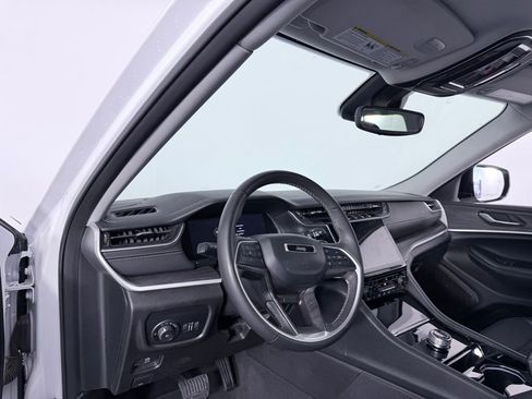 Used 2023 Jeep Grand Cherokee Limited w/ Black Appearance Package image 24