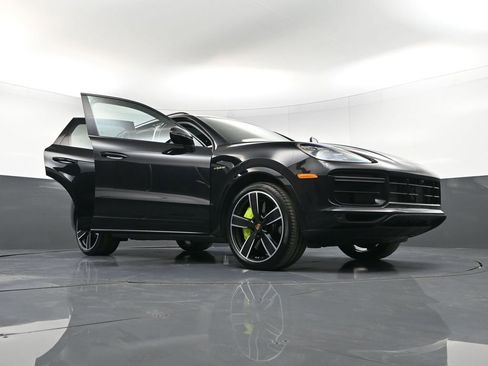 Certified 2022 Porsche Cayenne Turbo S AWD/4WD image 40