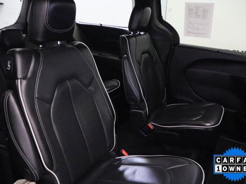 Used 2025 Chrysler Pacifica Limited image 22