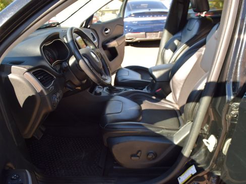 Used 2019 Jeep Cherokee Latitude Plus w/ Comfort/Convenience Group image 19