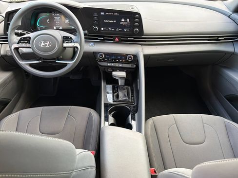 Used 2025 Hyundai Elantra Hybrid FWD image 11