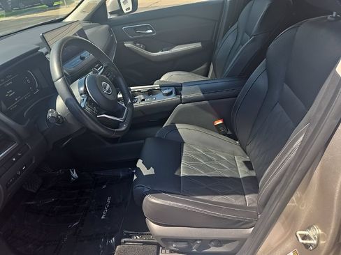 Used 2024 Nissan Rogue Platinum w/ Platinum Premium Package AWD/4WD image 12