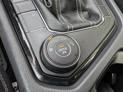 Certified 2024 Volkswagen Taos SE w/ Panoramic Sunroof Package image 40