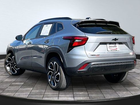 Used 2024 Chevrolet Trax RS w/ Sunroof Package FWD image 3