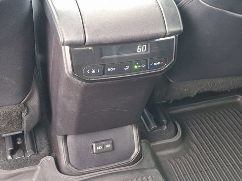 Used 2022 Toyota Highlander XLE AWD/4WD image 11