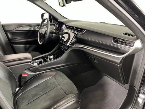 Used 2023 Jeep Grand Cherokee Altitude image 45