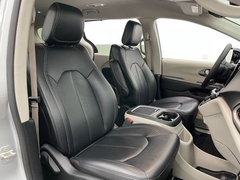 Used 2024 Chrysler Pacifica Touring-L FWD image 33