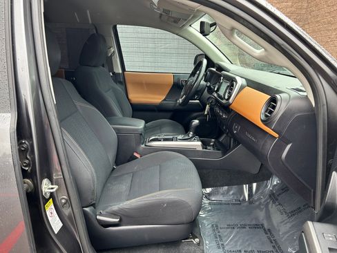 Used 2017 Toyota Tacoma SR5 w/ Tow Package AWD/4WD image 29