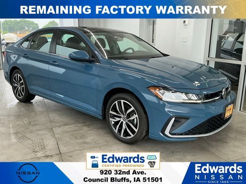 Used 2025 Volkswagen Jetta SE FWD image 2