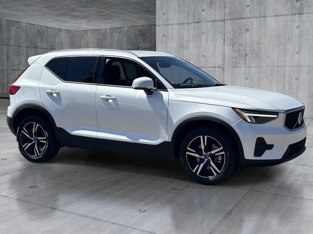 Used 2023 Volvo XC40 B4 Core FWD image 7