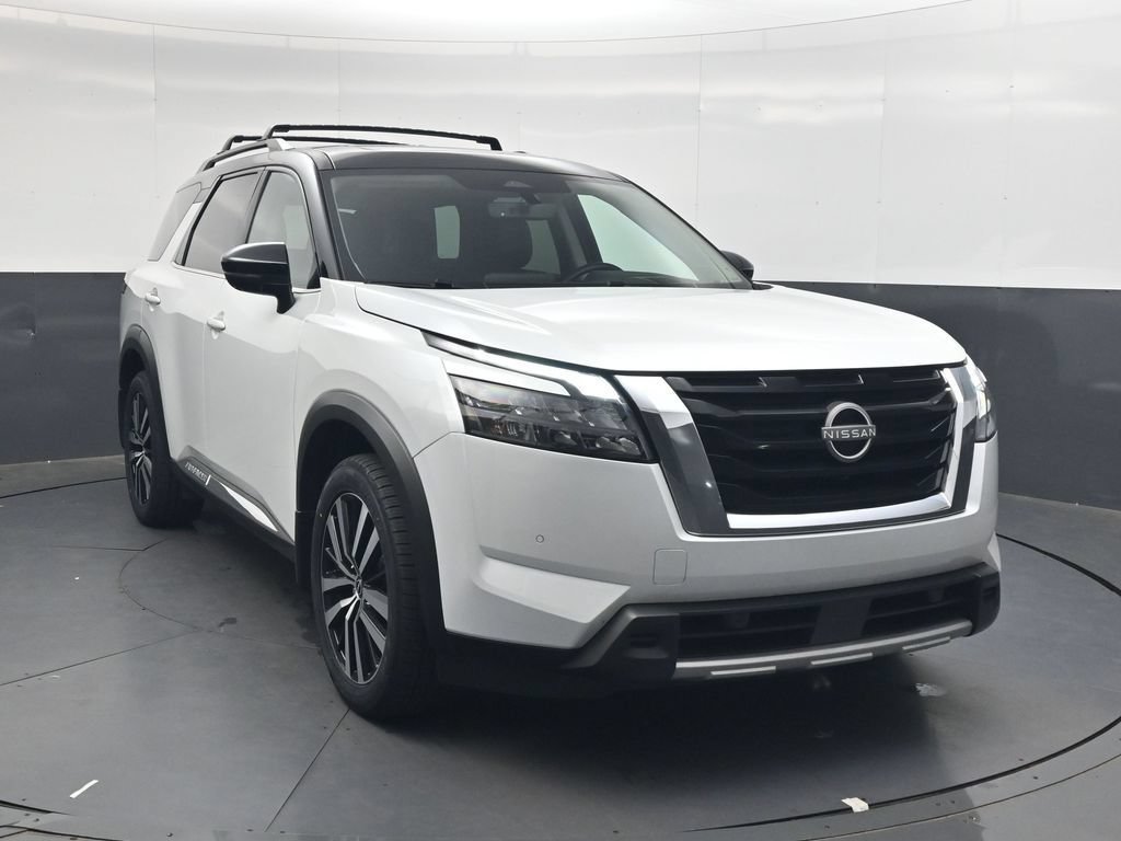 Used 2025 Nissan Pathfinder Platinum FWD image 2