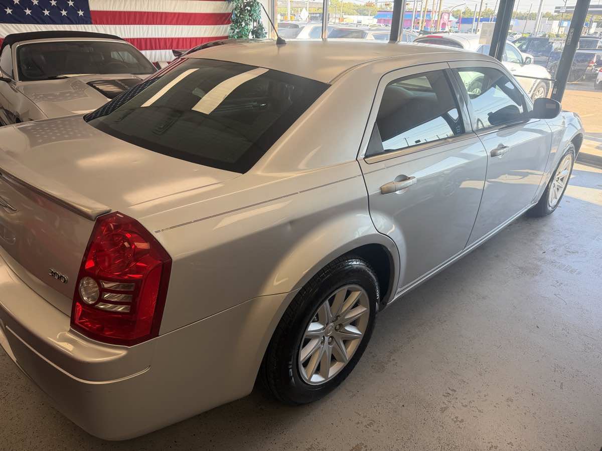 Used 2008 Chrysler 300 LX RWD image 6