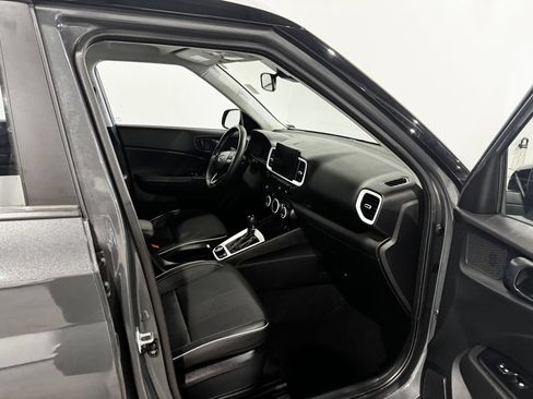 Used 2025 Hyundai Venue Limited FWD image 24
