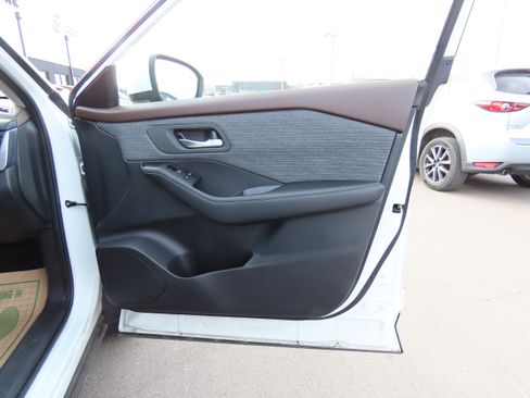 Used 2023 Nissan Rogue SV image 8