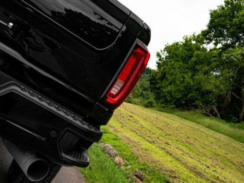 Used 2021 GMC Sierra 2500 Denali w/ Denali Black Diamond Edition AWD/4WD image 8