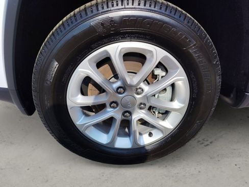 Used 2022 Jeep Grand Cherokee Laredo E AWD/4WD image 9
