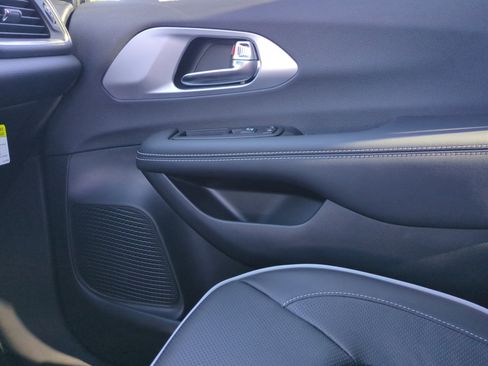 New 2026 Chrysler Pacifica Limited w/ S Appearance Package image 16