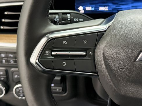 Used 2025 Chevrolet Suburban High Country image 24