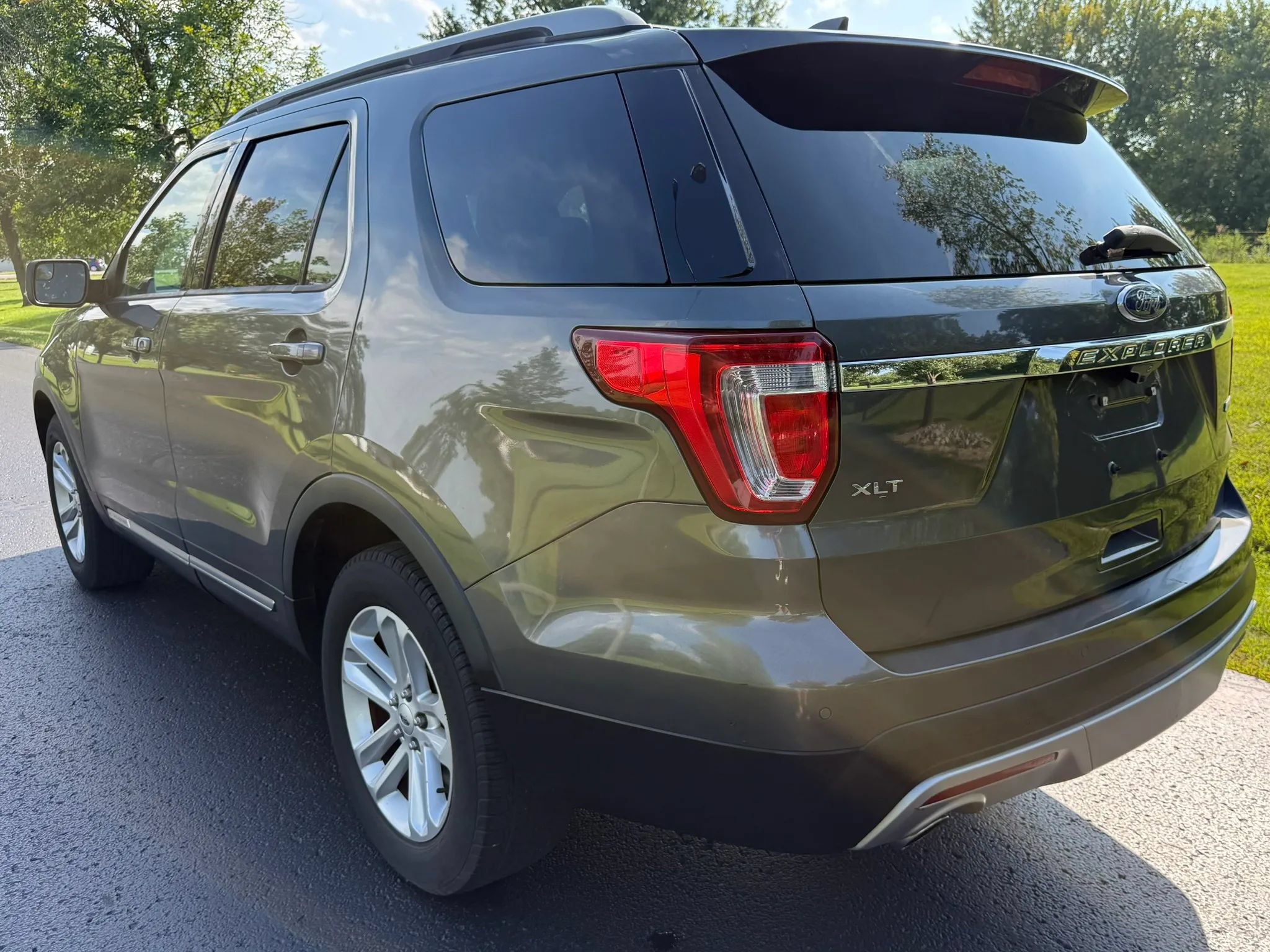 Used 2017 Ford Explorer XLT w/ Equipment Group 201A FWD image 7