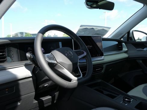 New 2025 Volkswagen Tiguan SE image 27