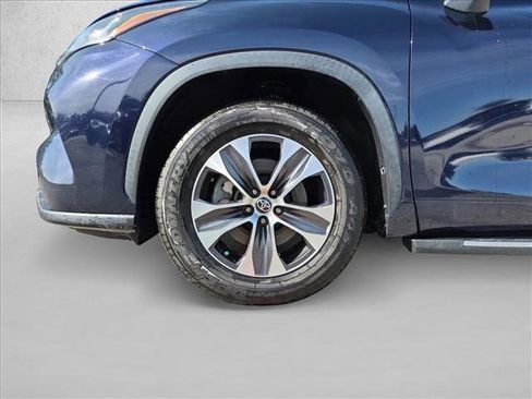 Used 2022 Toyota Highlander XLE FWD image 9