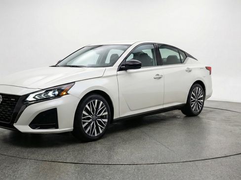 Used 2025 Nissan Altima 2.5 SV FWD image 3
