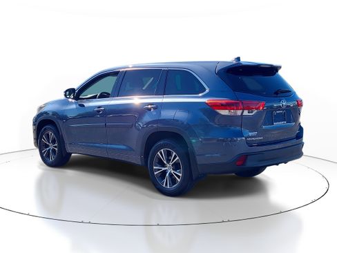 Used 2017 Toyota Highlander LE image 4