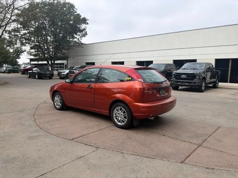 Used 2005 Ford Focus ZX3 Hatchback FWD image 3