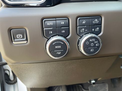 Used 2025 GMC Sierra 3500 Denali w/ Denali Reserve Package AWD/4WD image 10