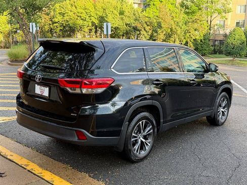 Used 2019 Toyota Highlander LE AWD/4WD image 10