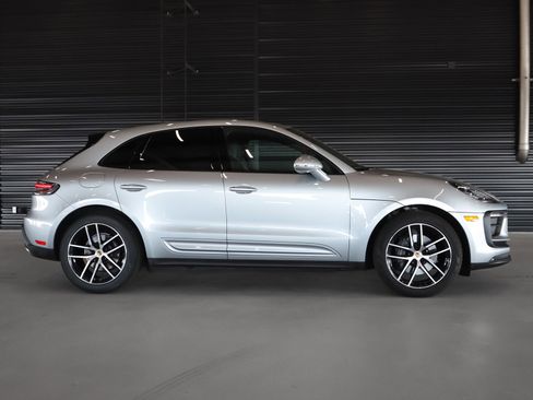 Certified 2022 Porsche Macan image 11